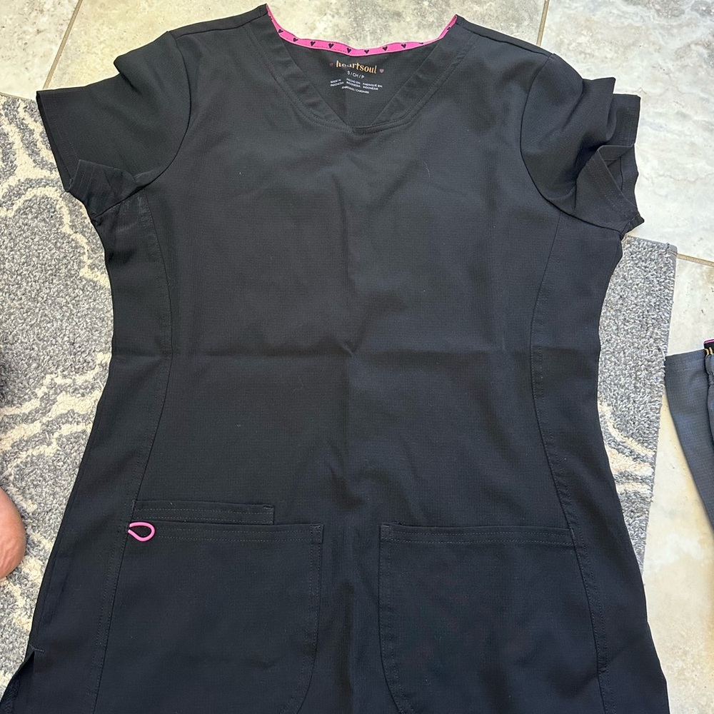 Heart and soul size small black scrub top with pockets